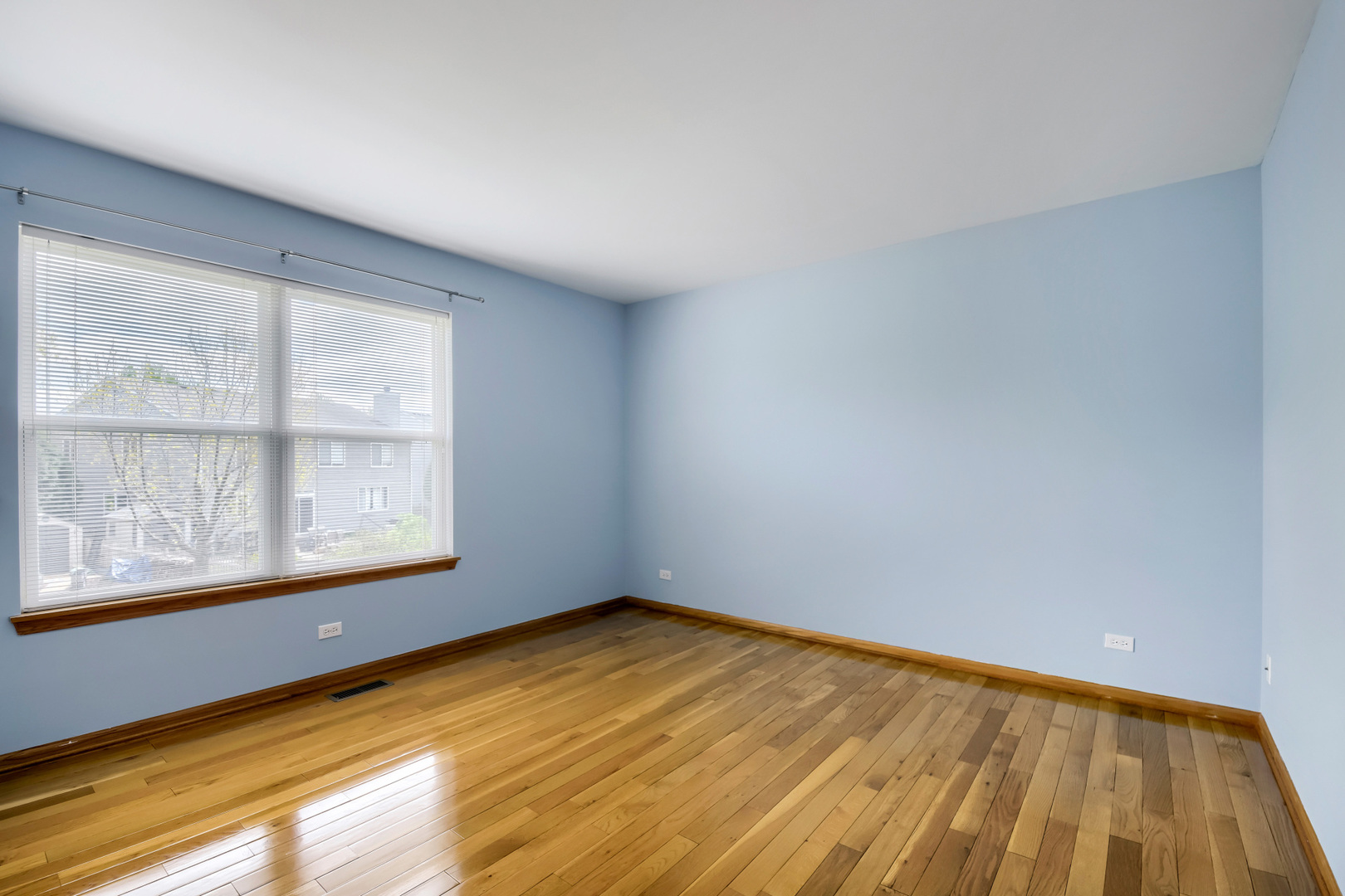 555 N Haverhill Lane, South Elgin, IL 60177