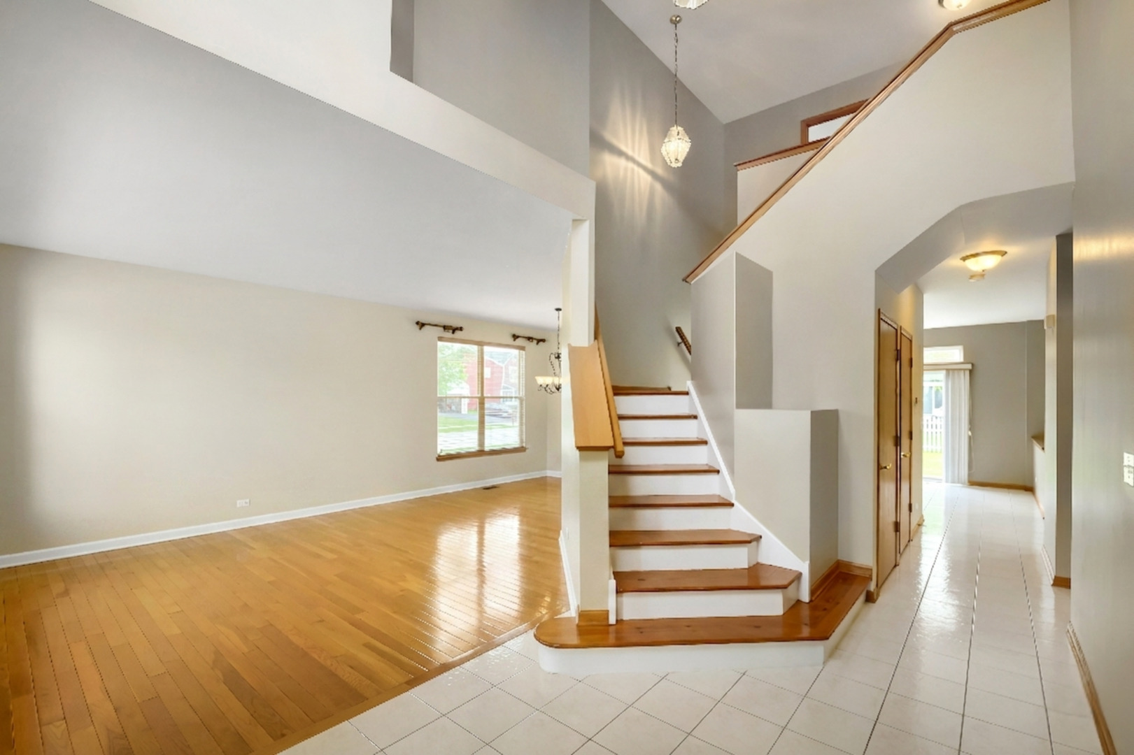 555 N Haverhill Lane, South Elgin, IL 60177
