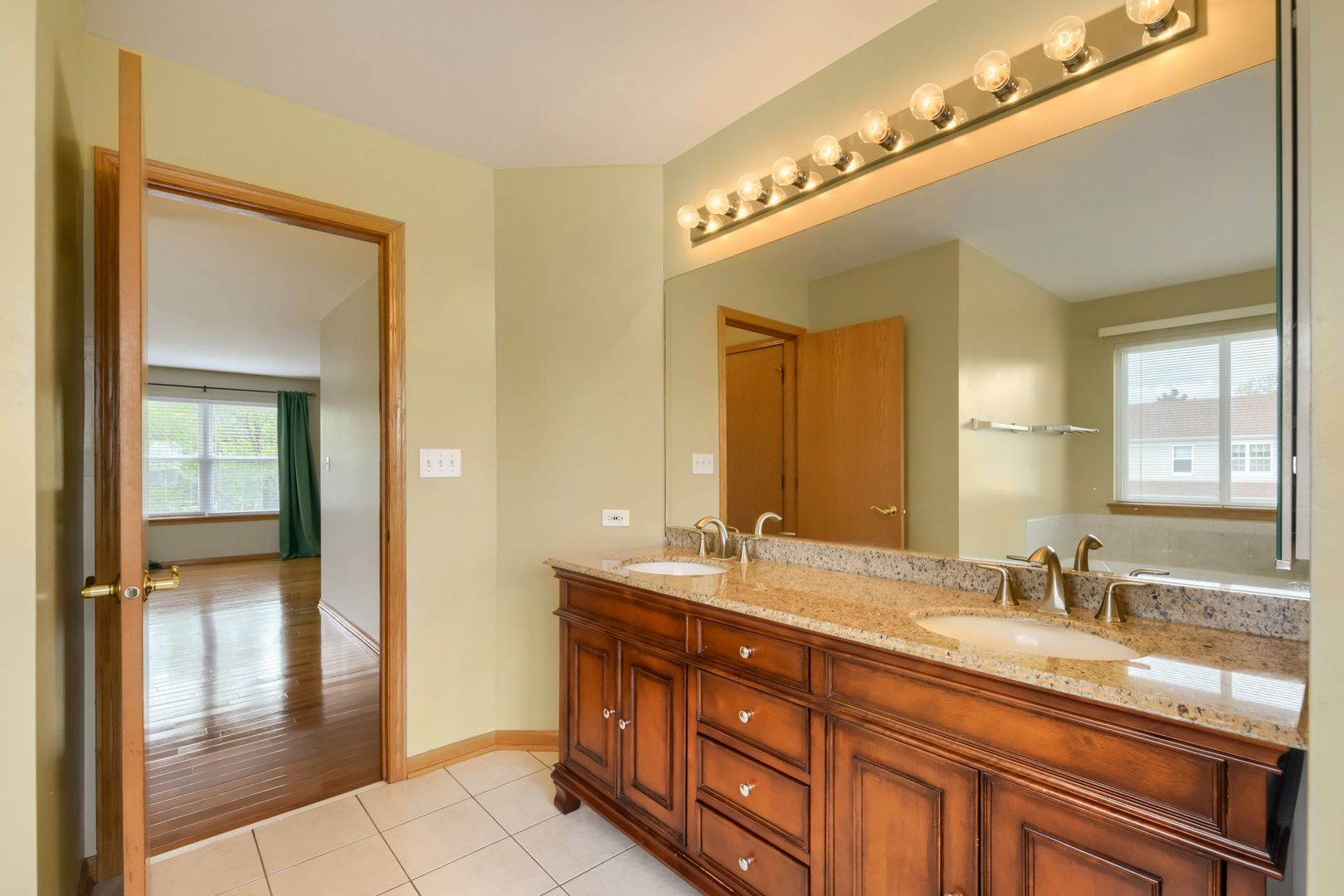555 N Haverhill Lane, South Elgin, IL 60177