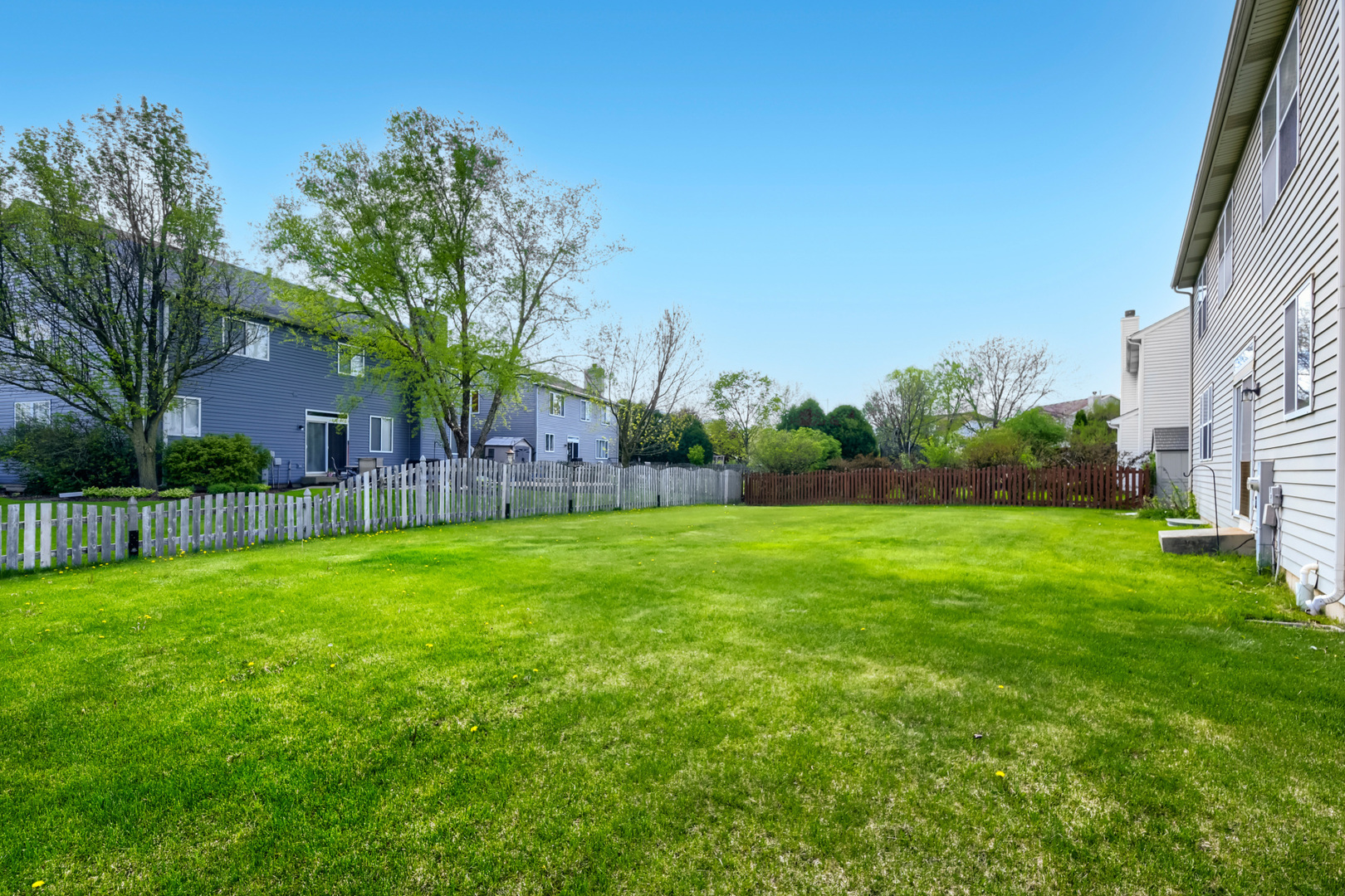 555 N Haverhill Lane, South Elgin, IL 60177