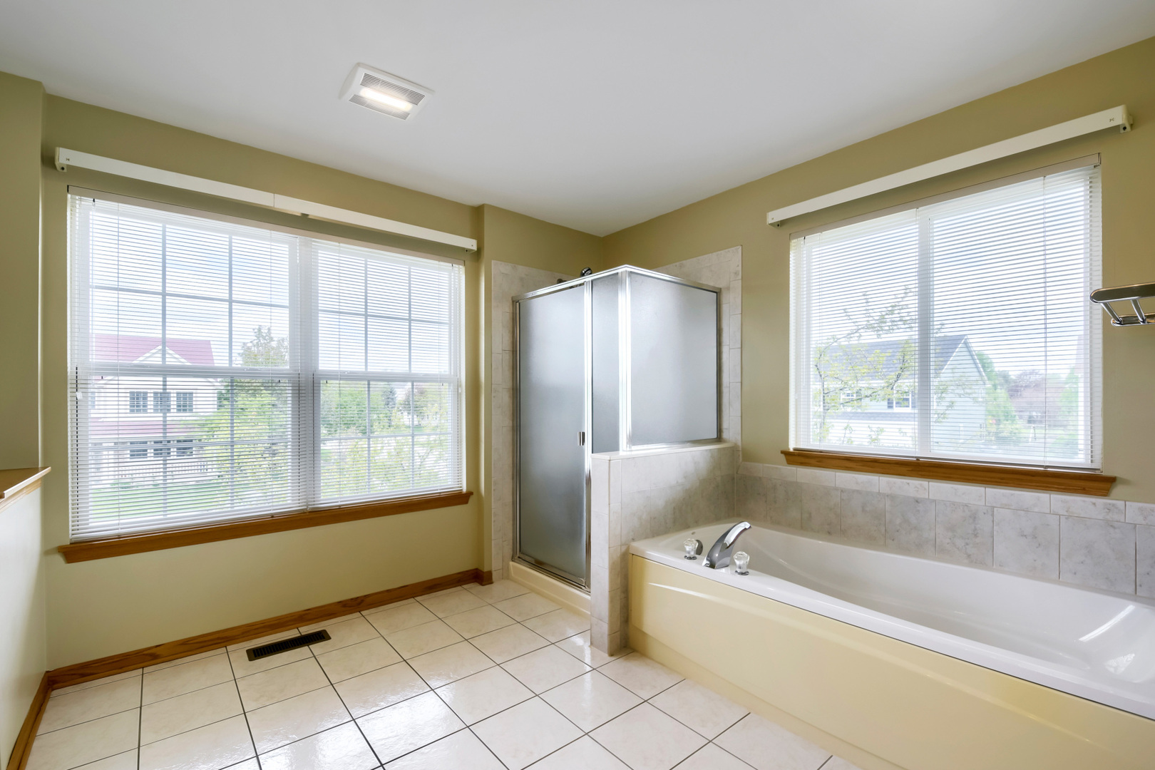555 N Haverhill Lane, South Elgin, IL 60177