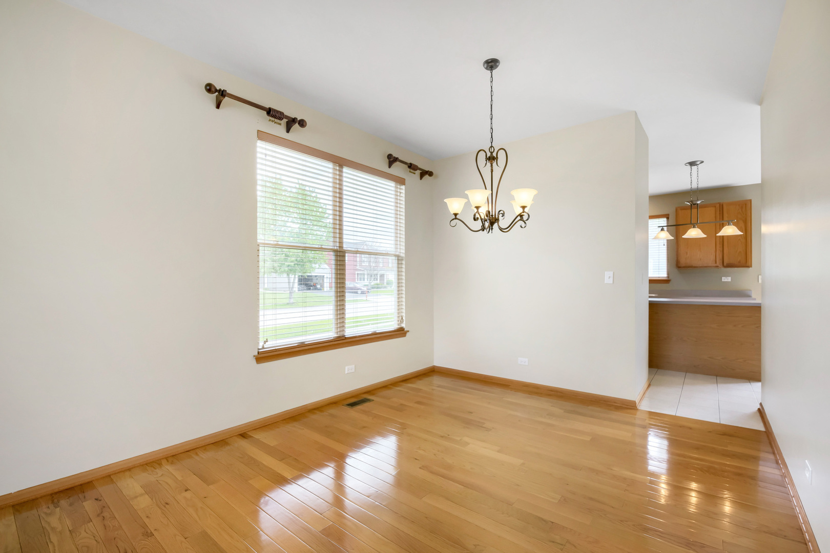 555 N Haverhill Lane, South Elgin, IL 60177