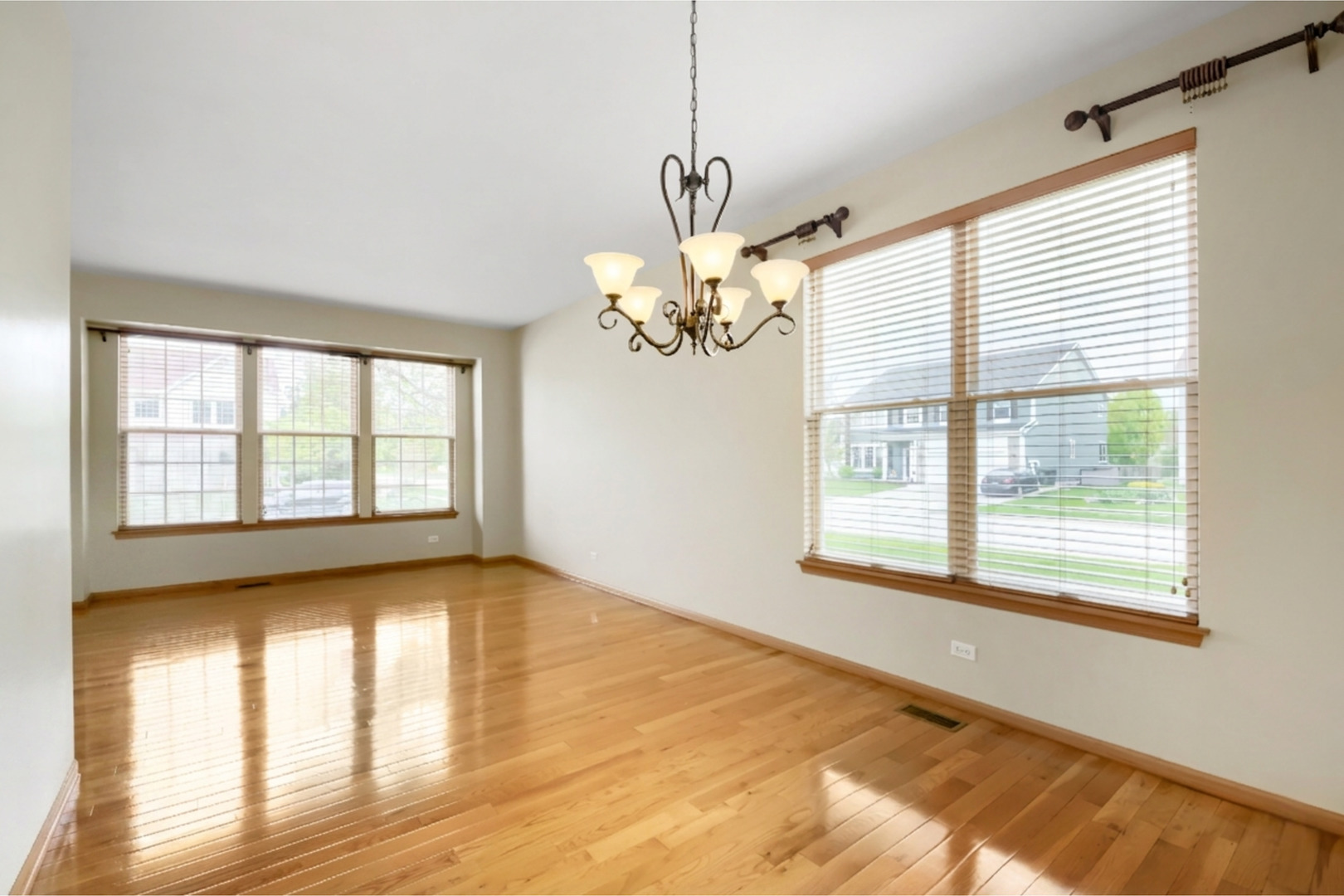 555 N Haverhill Lane, South Elgin, IL 60177
