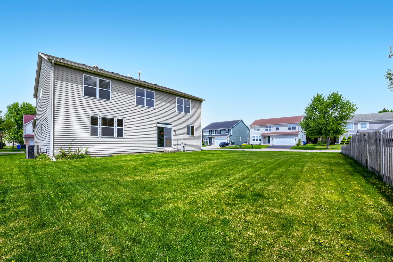 555 N Haverhill Lane, South Elgin, IL 60177