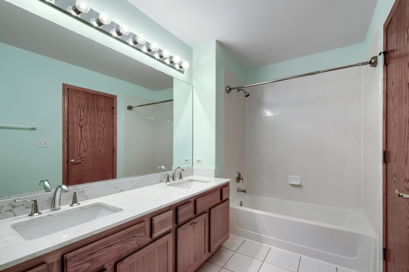 555 N Haverhill Lane, South Elgin, IL 60177