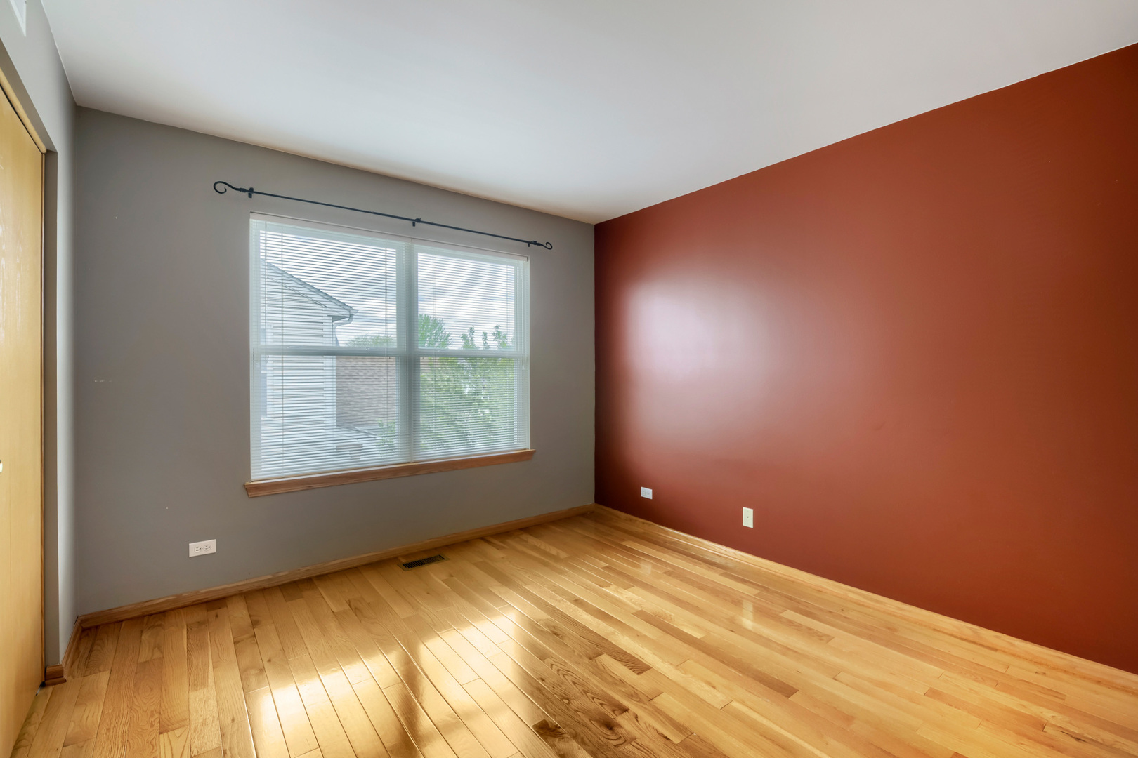 555 N Haverhill Lane, South Elgin, IL 60177