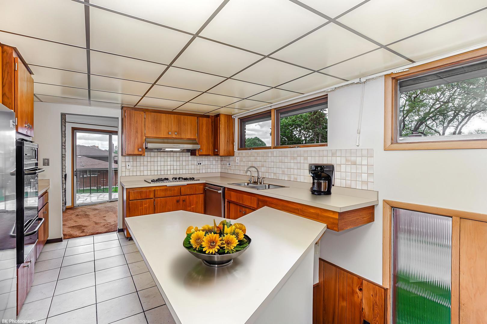 10128 S Kenton Avenue, Oak Lawn, IL 60453