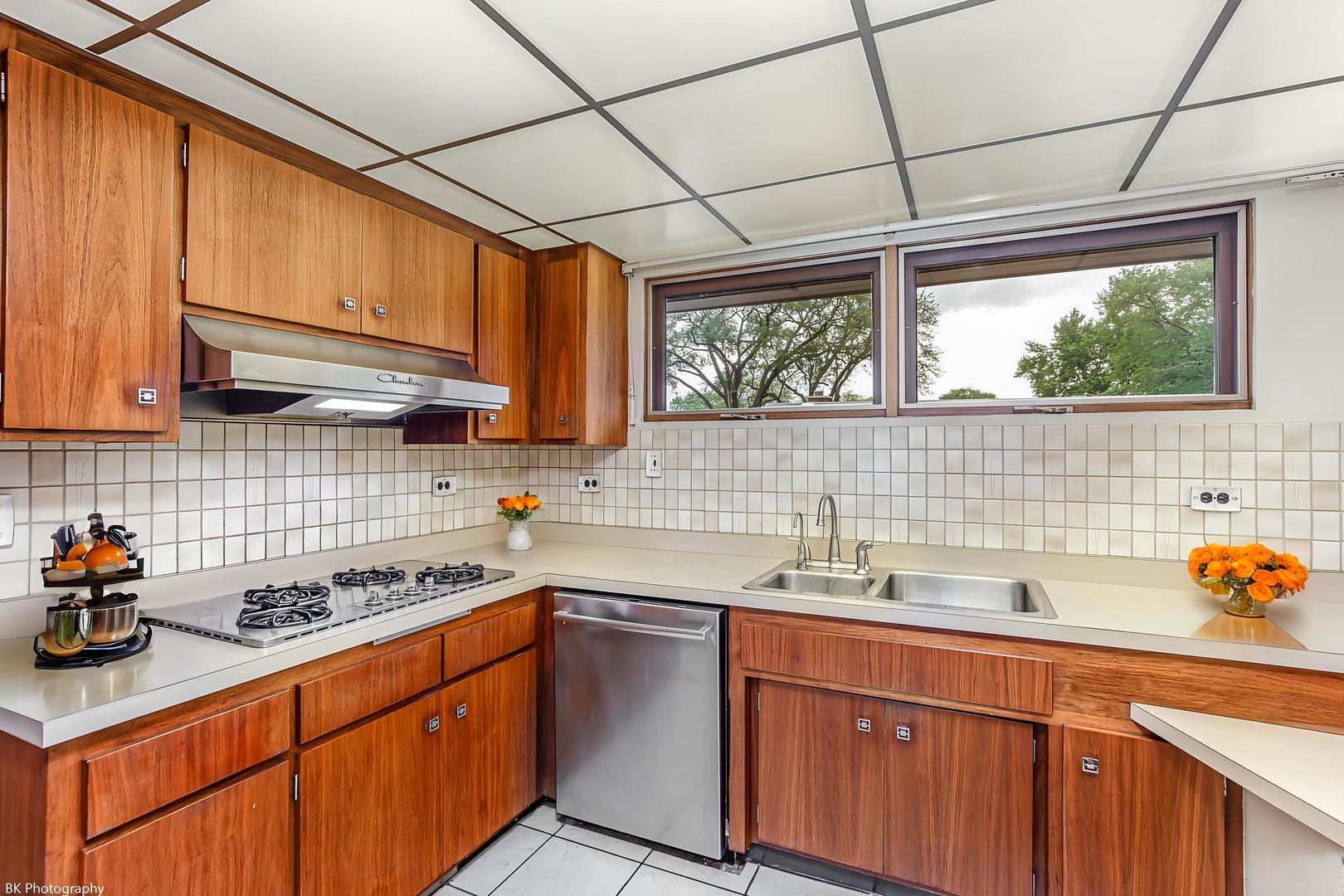 10128 S Kenton Avenue, Oak Lawn, IL 60453