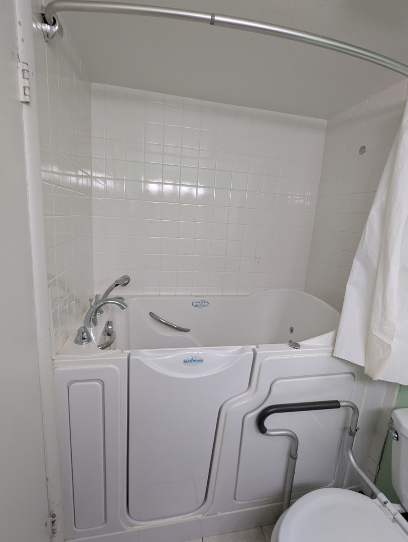 6340 AMERICANA Drive #210, Willowbrook, IL 60527