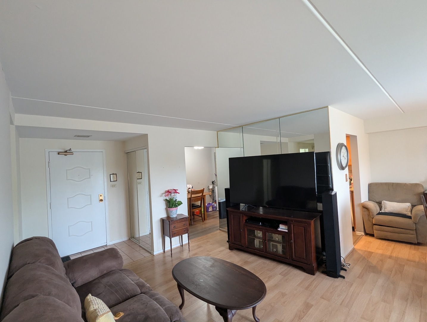 6340 AMERICANA Drive #210, Willowbrook, IL 60527