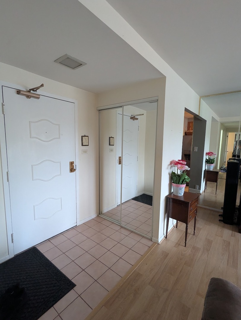 6340 AMERICANA Drive #210, Willowbrook, IL 60527