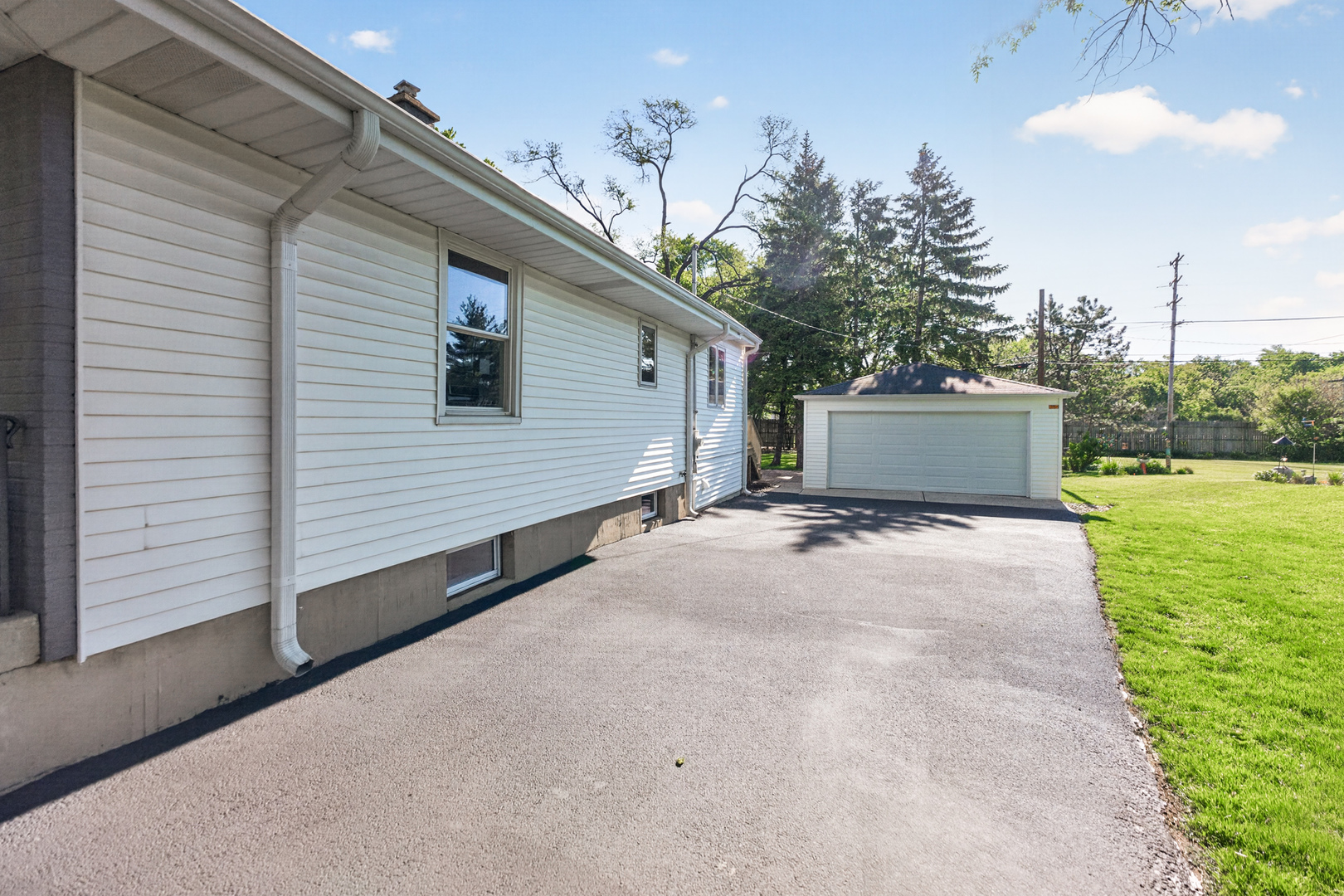 241 S Riverside Drive, Villa Park, IL 60181