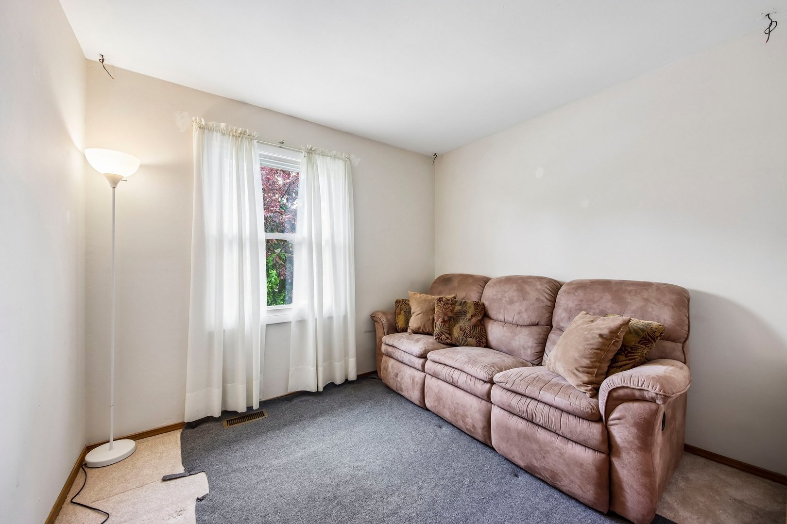 811 Oakton Avenue, Romeoville, IL 60446