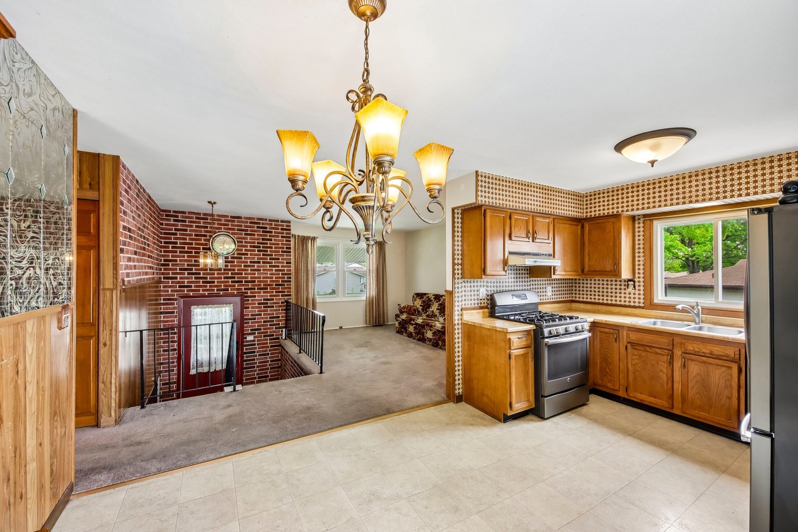 811 Oakton Avenue, Romeoville, IL 60446