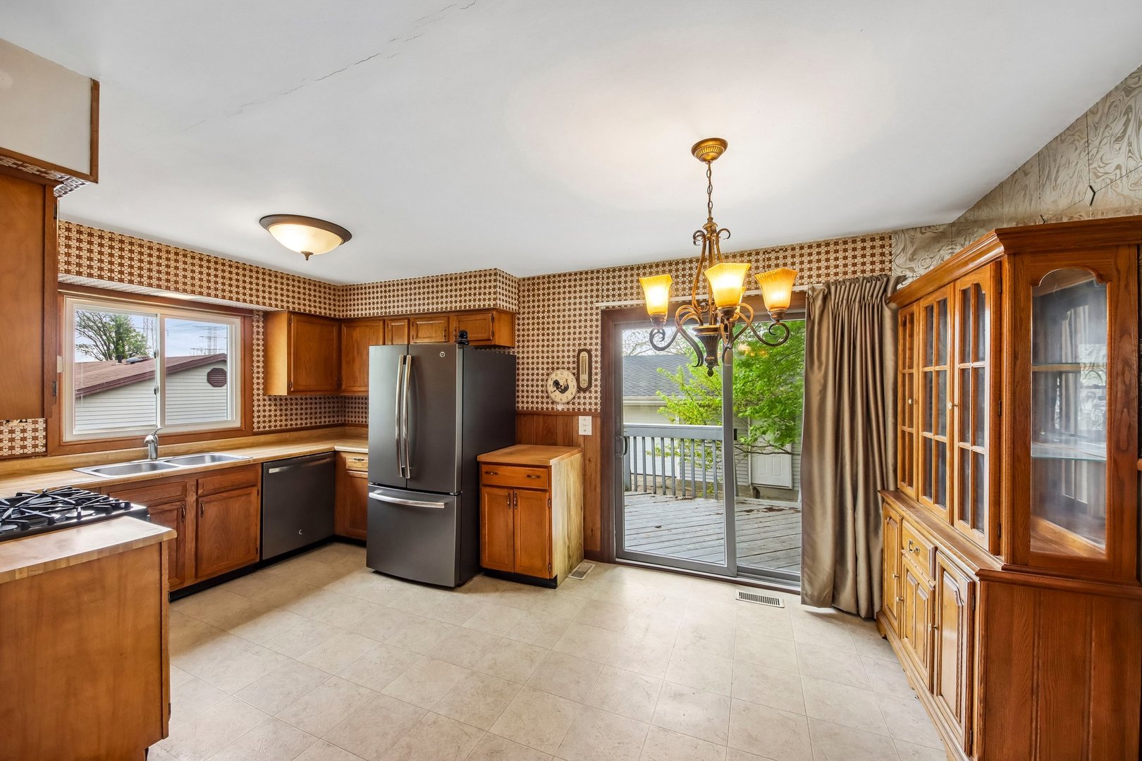 811 Oakton Avenue, Romeoville, IL 60446