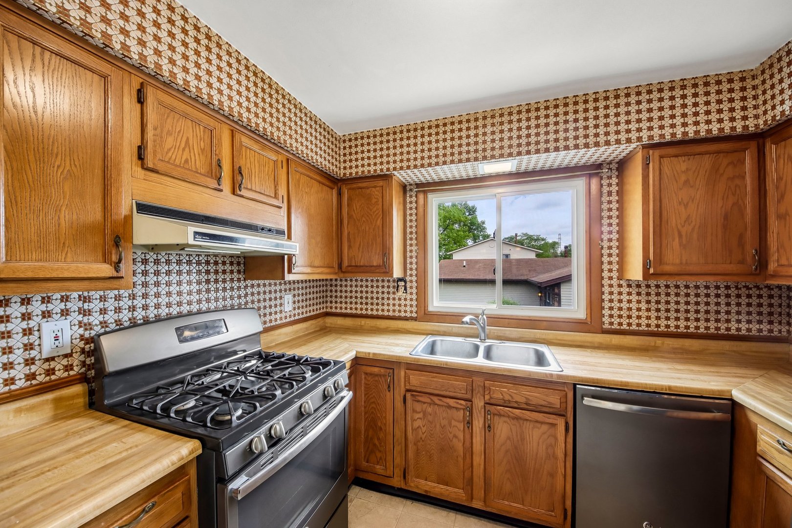 811 Oakton Avenue, Romeoville, IL 60446