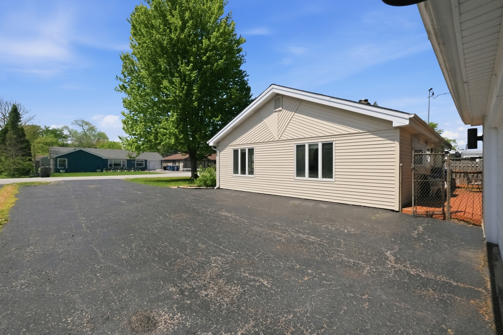 11649 S Nagle Avenue, Worth, IL 60482