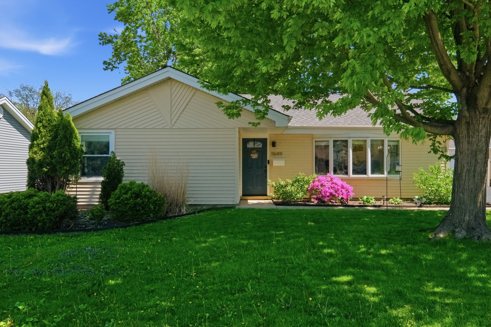 11649 S Nagle Avenue, Worth, IL 60482