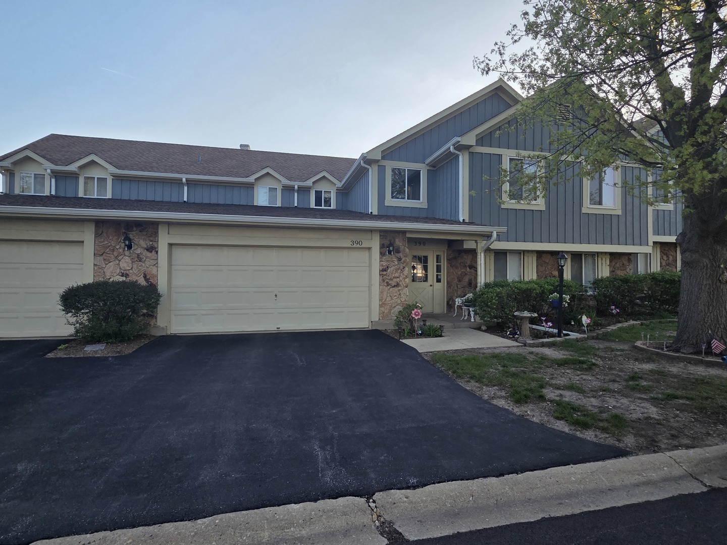 390 Springlake Lane #B, Aurora, IL 60504