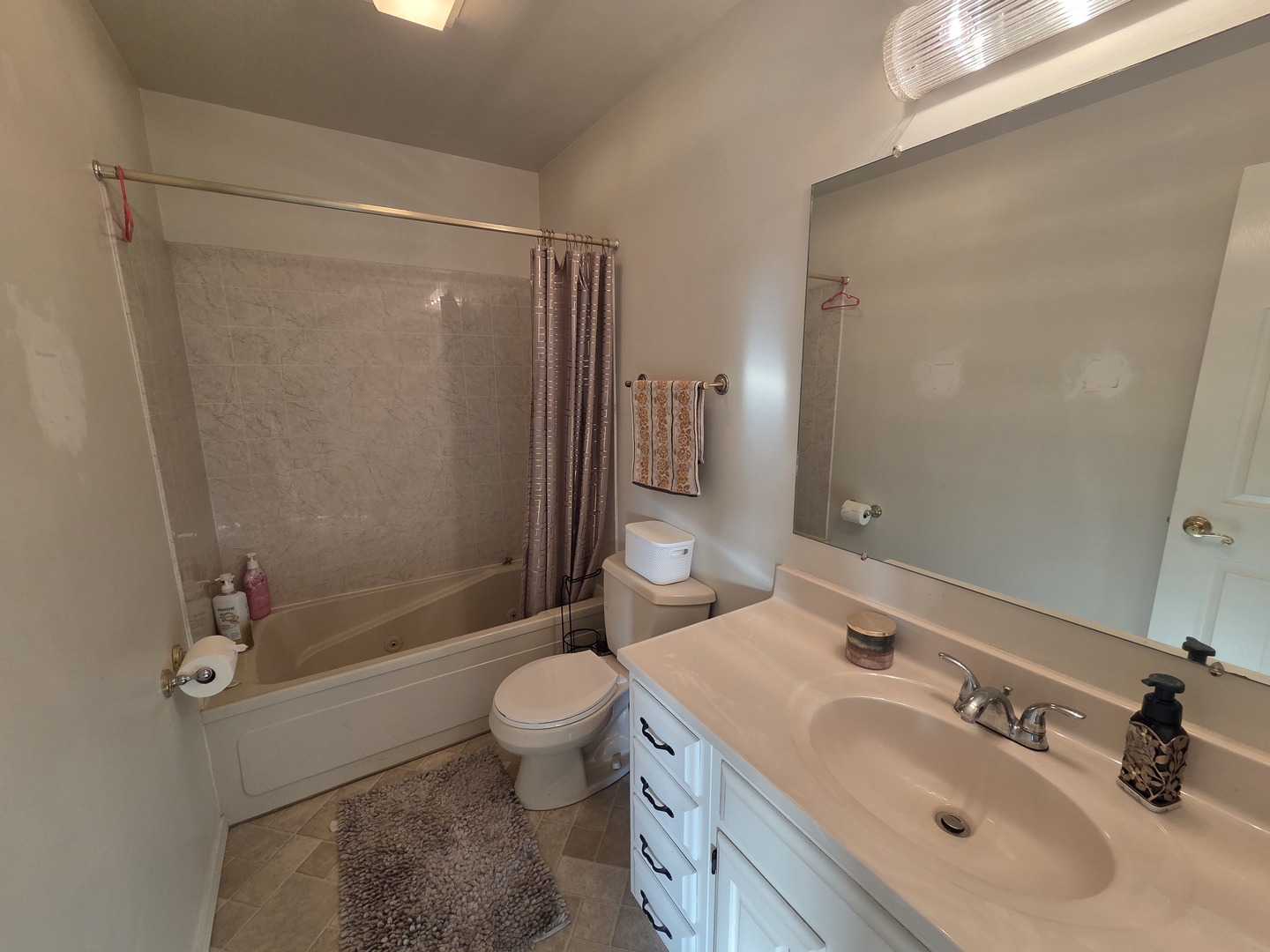 390 Springlake Lane #B, Aurora, IL 60504