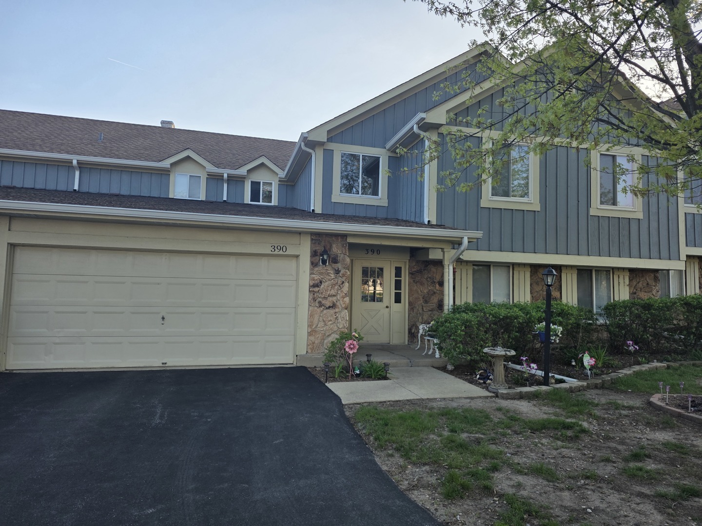 390 Springlake Lane #B, Aurora, IL 60504