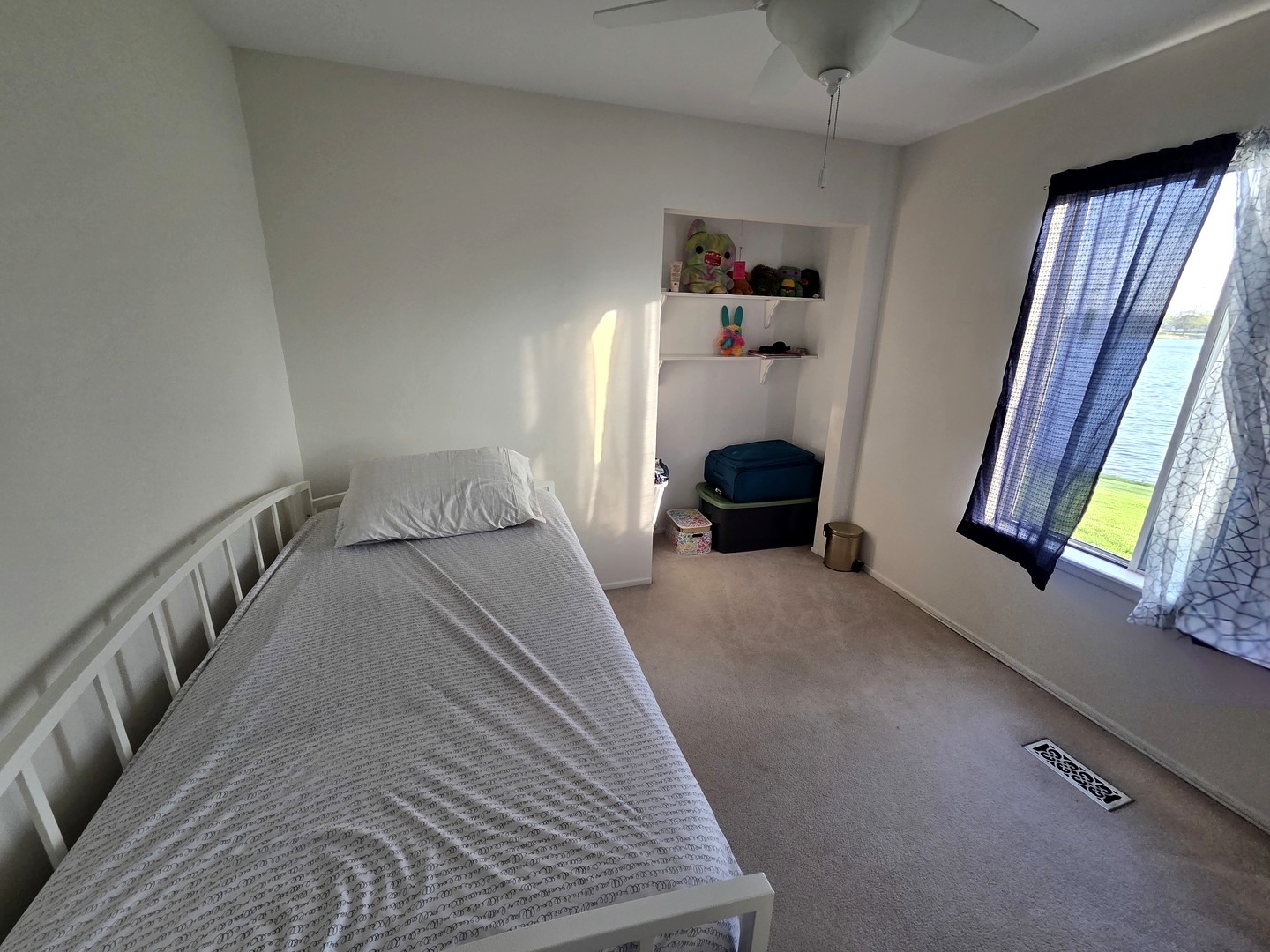 390 Springlake Lane #B, Aurora, IL 60504