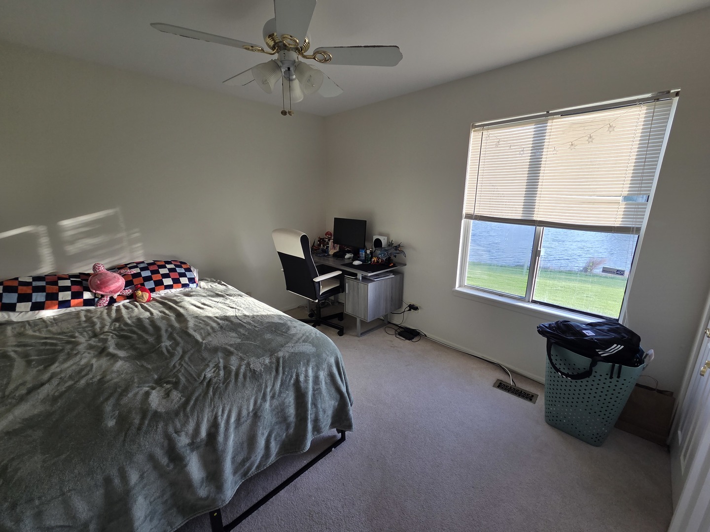 390 Springlake Lane #B, Aurora, IL 60504
