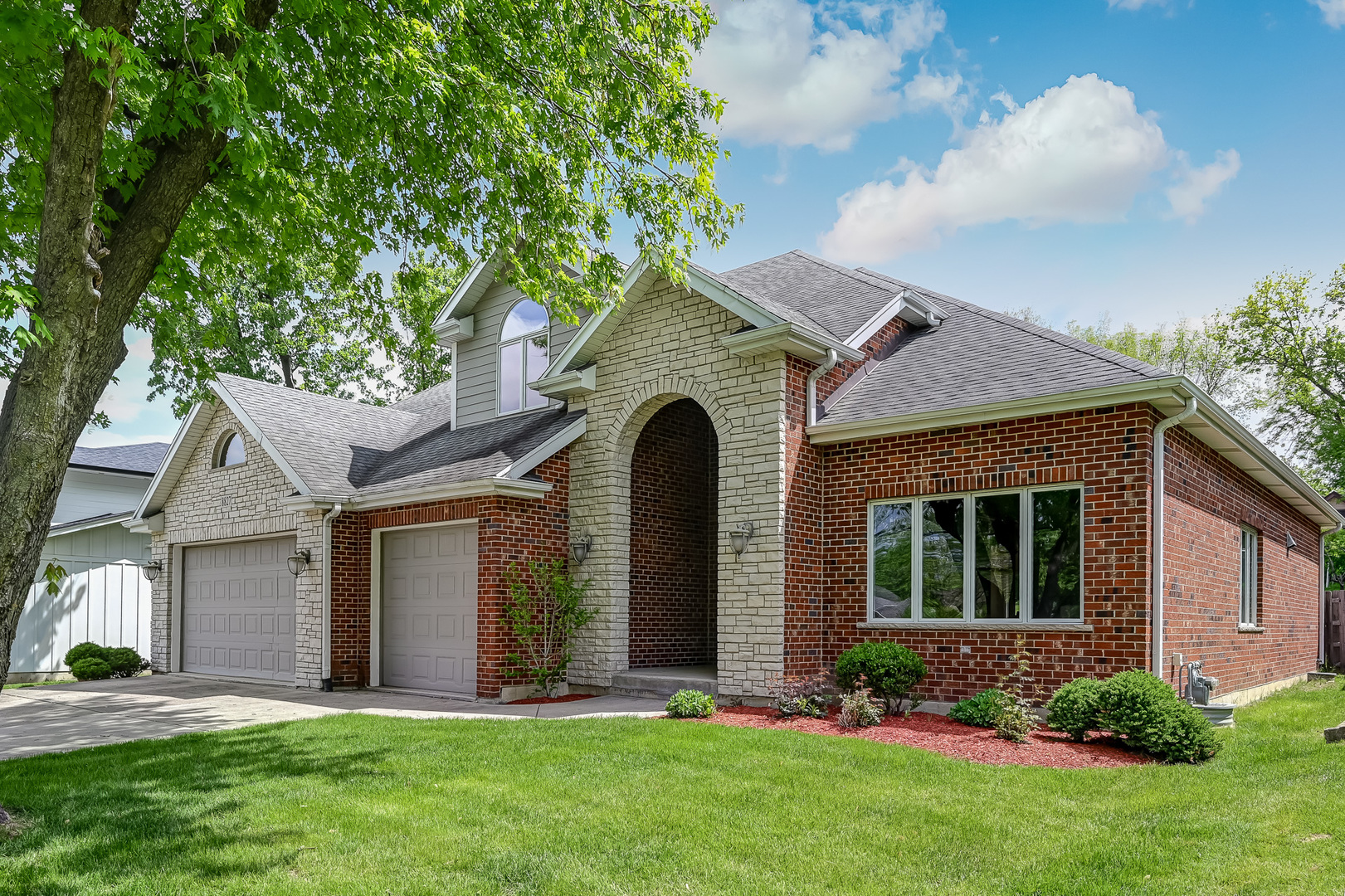 8827 Palisades Road, Burr Ridge, IL 60527