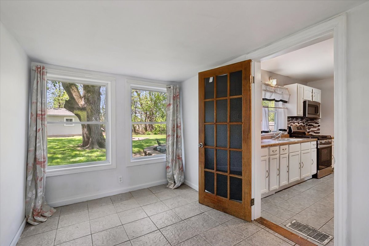 19762 W West Shore Drive, Mundelein, IL 60060