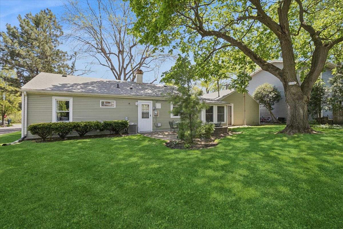 19762 W West Shore Drive, Mundelein, IL 60060