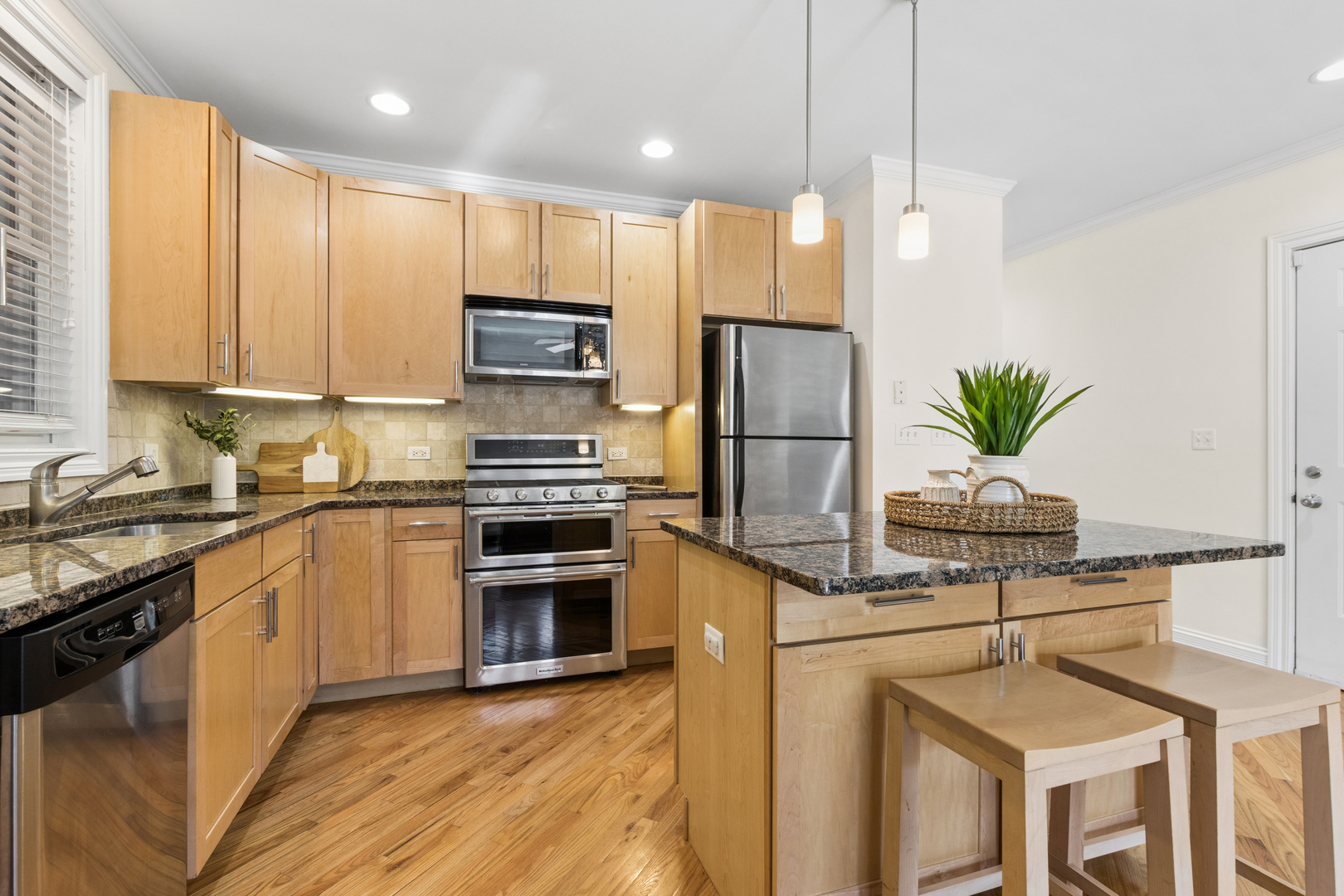 1152 W Roscoe Street #1W, Chicago, IL 60657