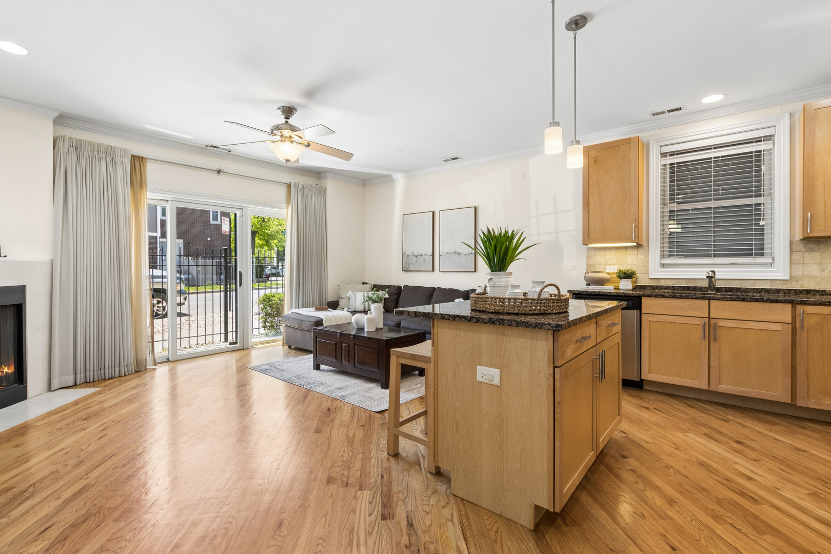 1152 W Roscoe Street #1W, Chicago, IL 60657