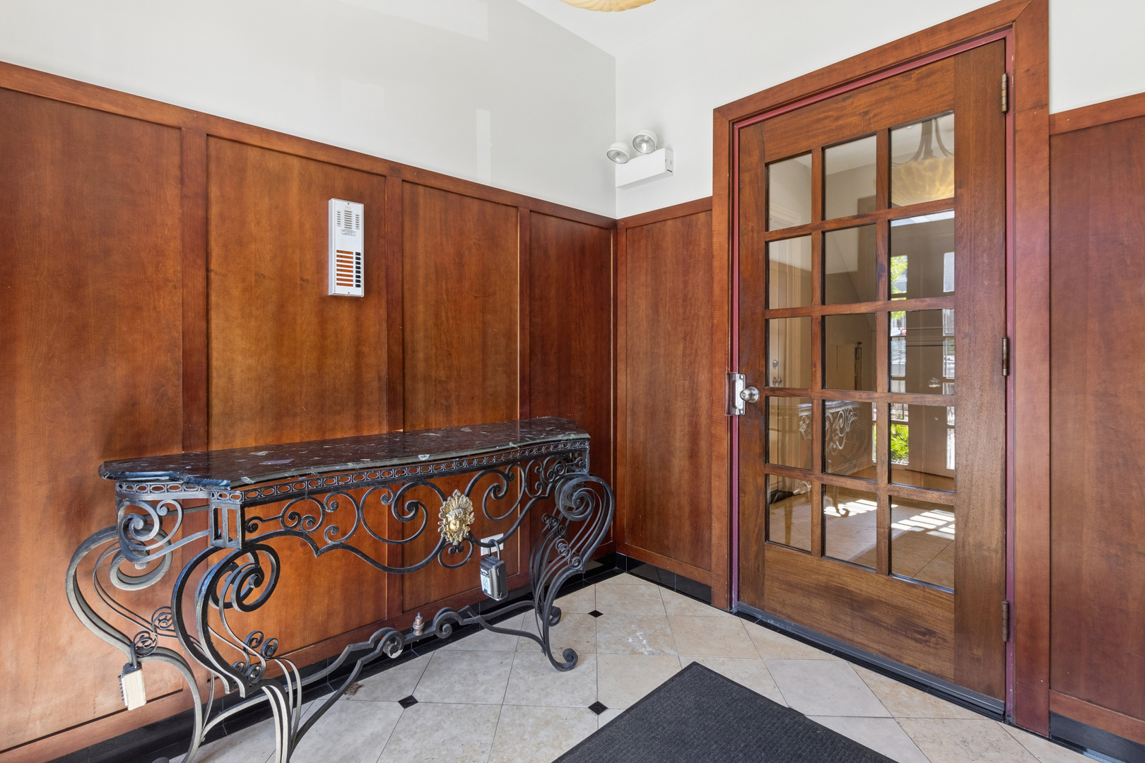 1152 W Roscoe Street #1W, Chicago, IL 60657