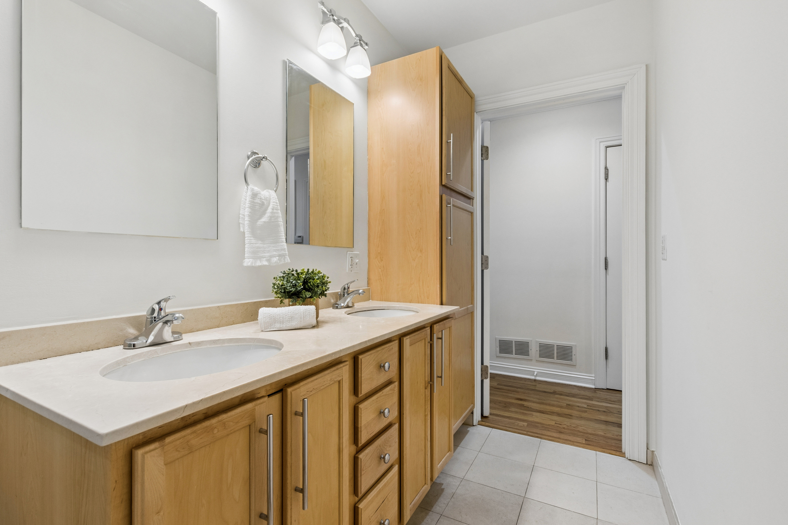 1152 W Roscoe Street #1W, Chicago, IL 60657