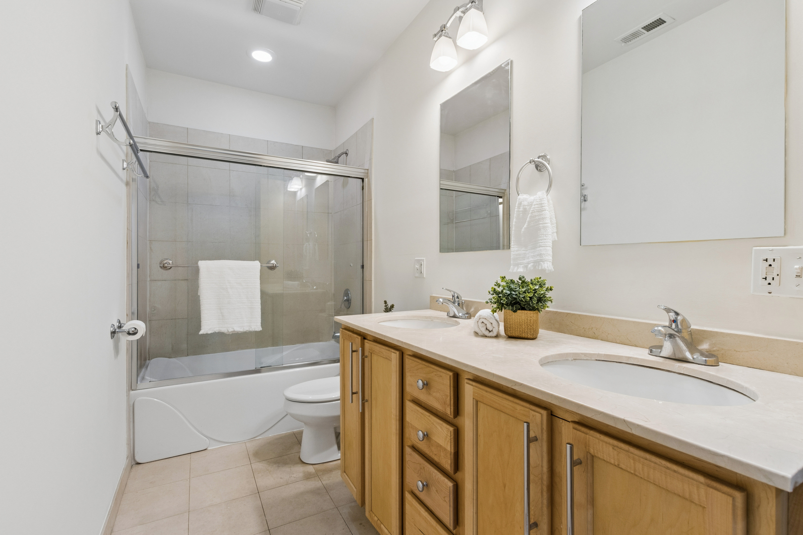 1152 W Roscoe Street #1W, Chicago, IL 60657