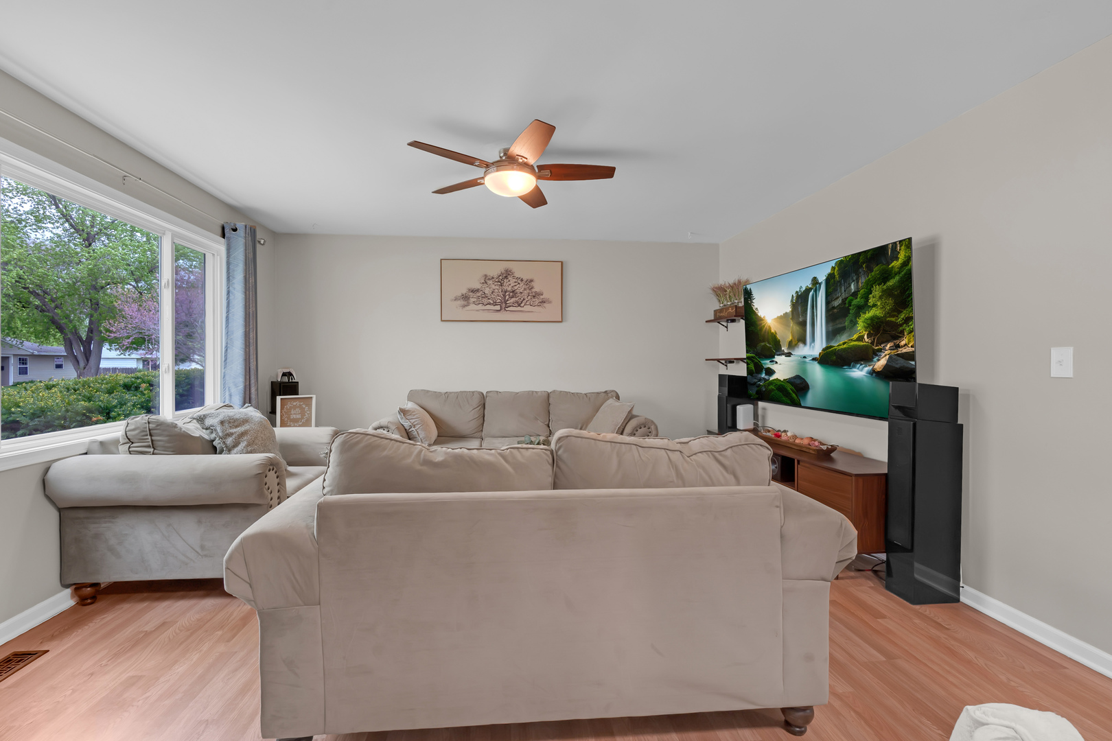 52 Sparrow Road, Carpentersville, IL 60110