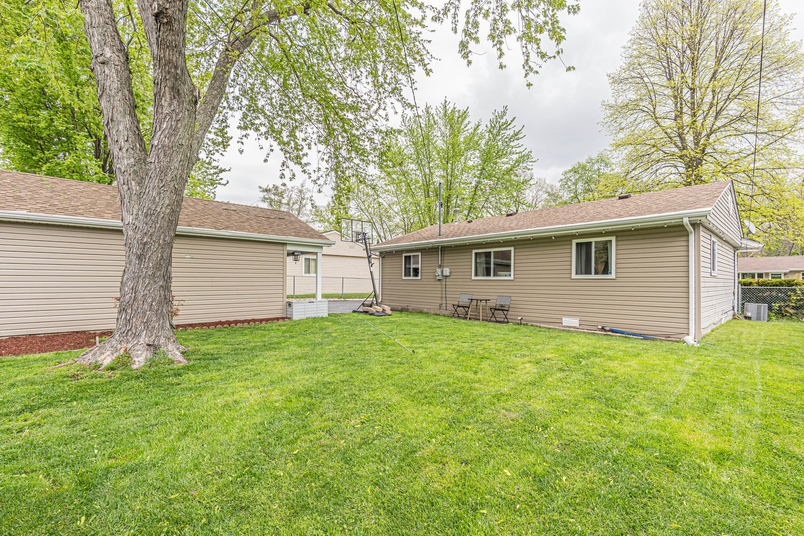 52 Sparrow Road, Carpentersville, IL 60110