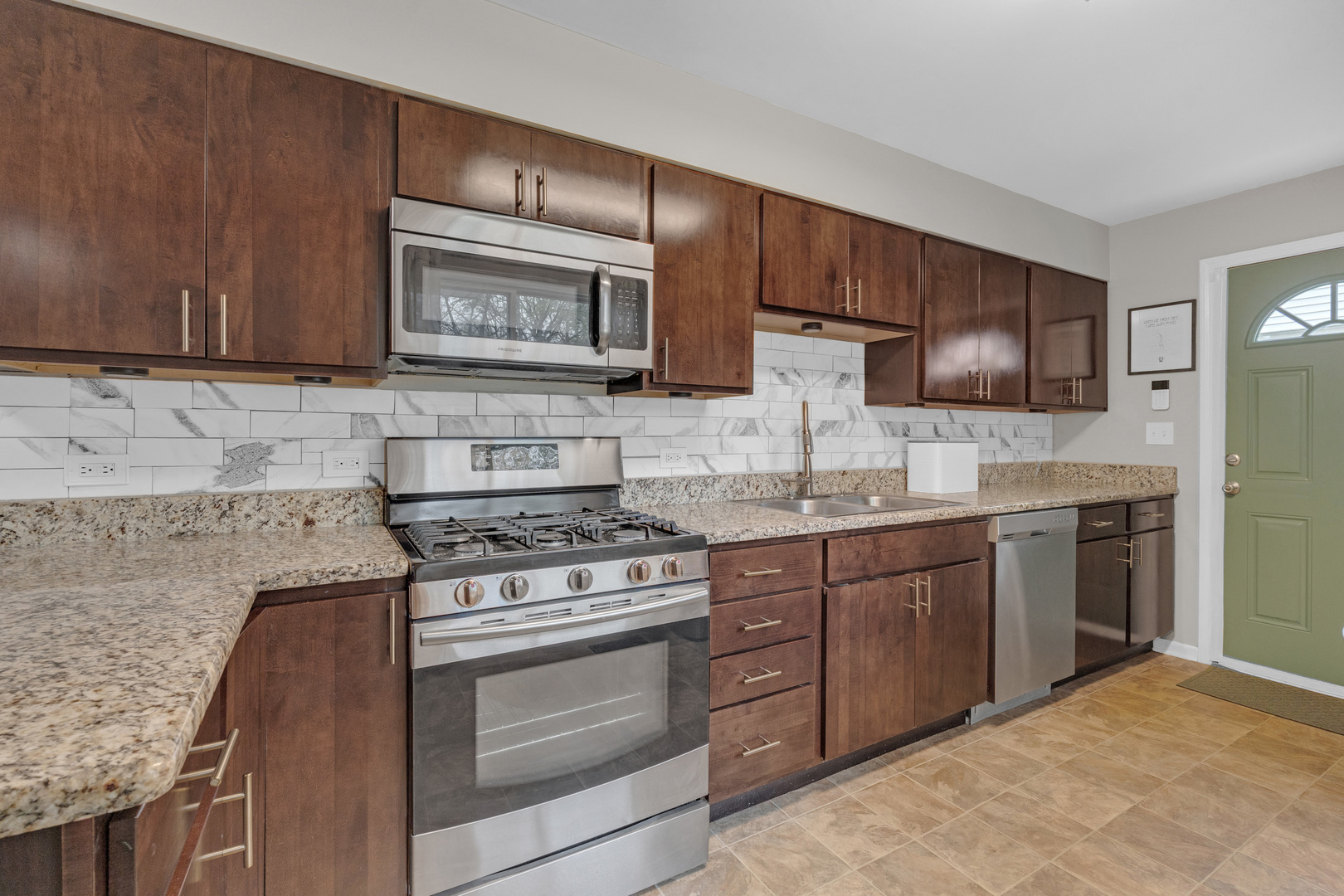 52 Sparrow Road, Carpentersville, IL 60110