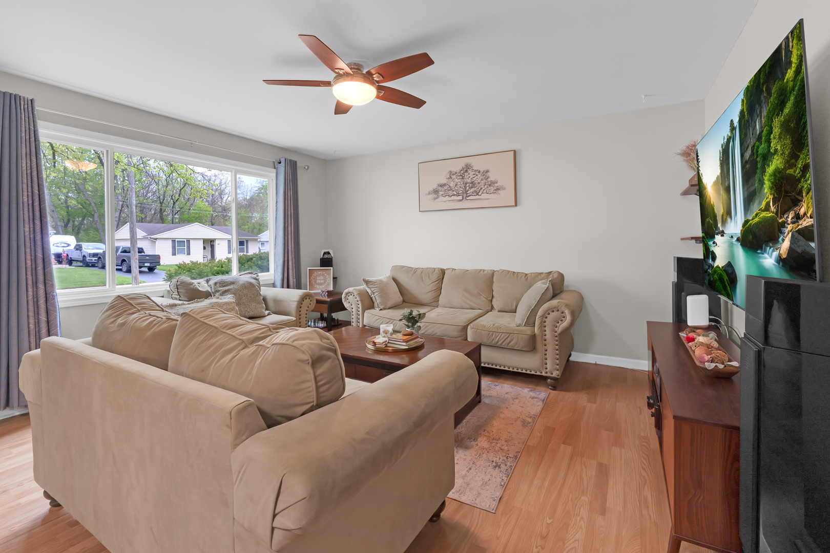 52 Sparrow Road, Carpentersville, IL 60110