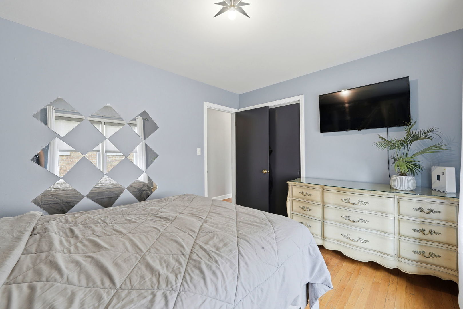 7235 W Barry Avenue, Chicago, IL 60707