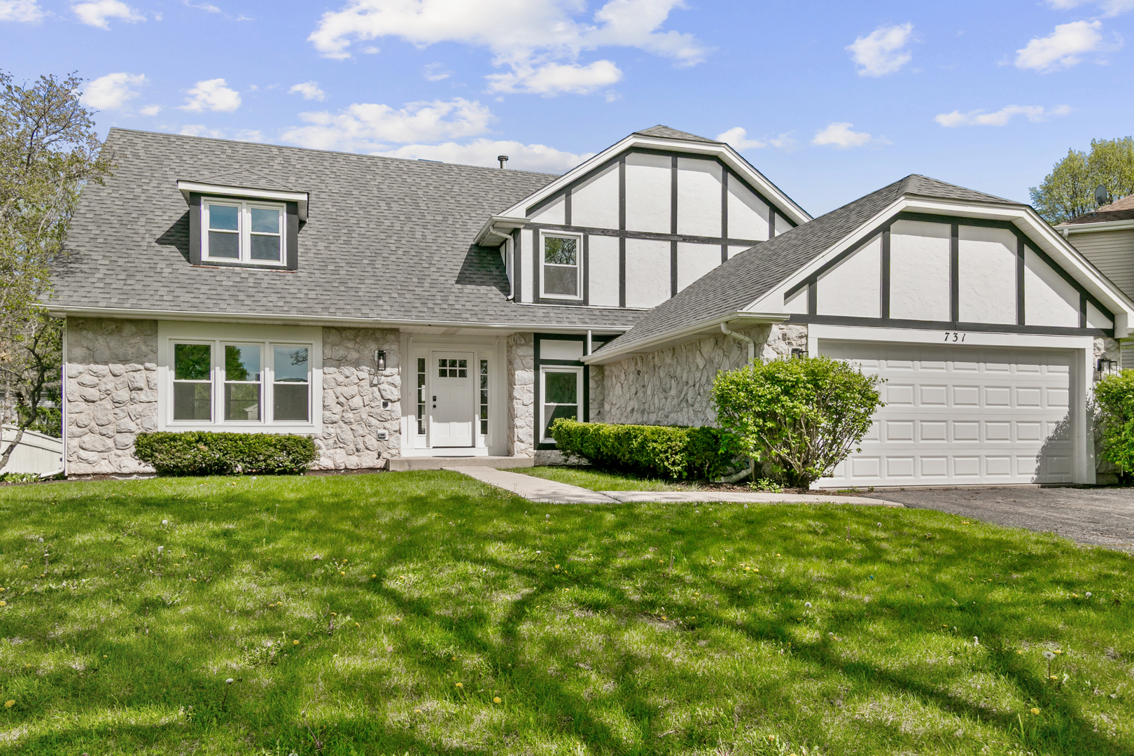 731 Roaring Brook Lane, Algonquin, IL 60102