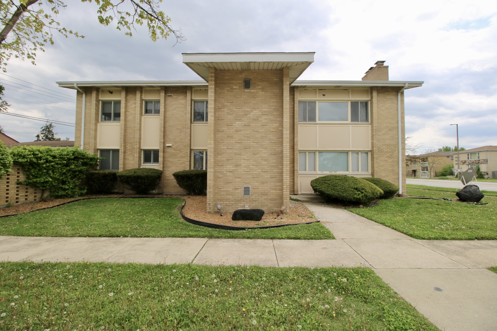 10357 Wight Street, Westchester, IL 60154