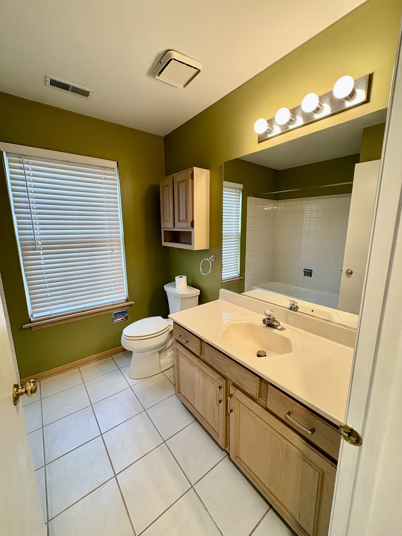 319 Deer Glen Way #2C, Bloomingdale, IL 60108