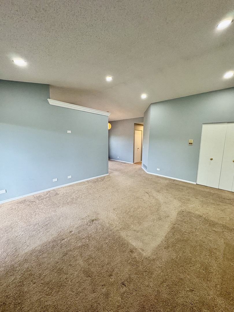 319 Deer Glen Way #2C, Bloomingdale, IL 60108
