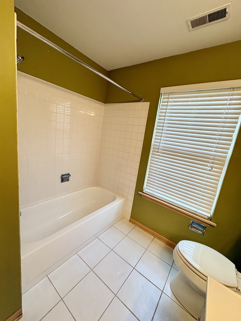 319 Deer Glen Way #2C, Bloomingdale, IL 60108