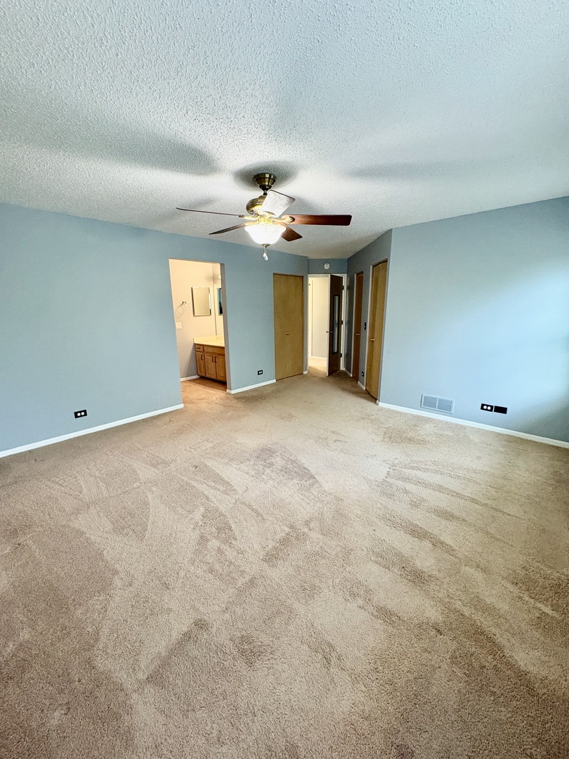 319 Deer Glen Way #2C, Bloomingdale, IL 60108