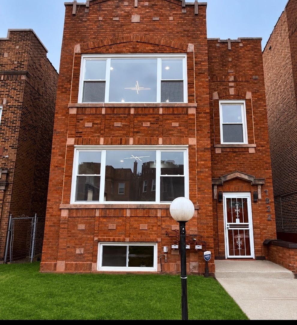 7932 S Champlain Avenue, Chicago, IL 60619