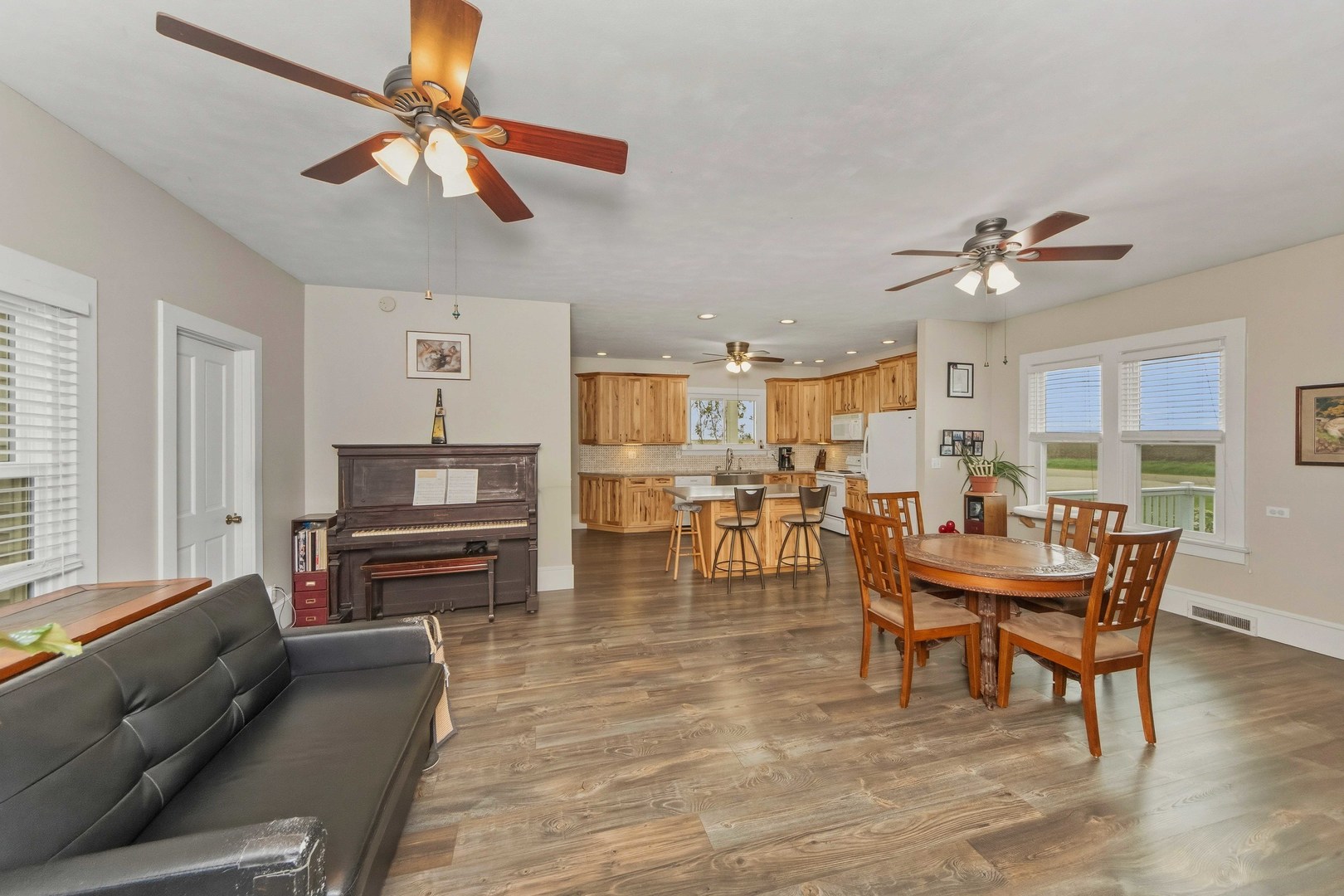 303 2900E County Road, Rutland, IL 61358
