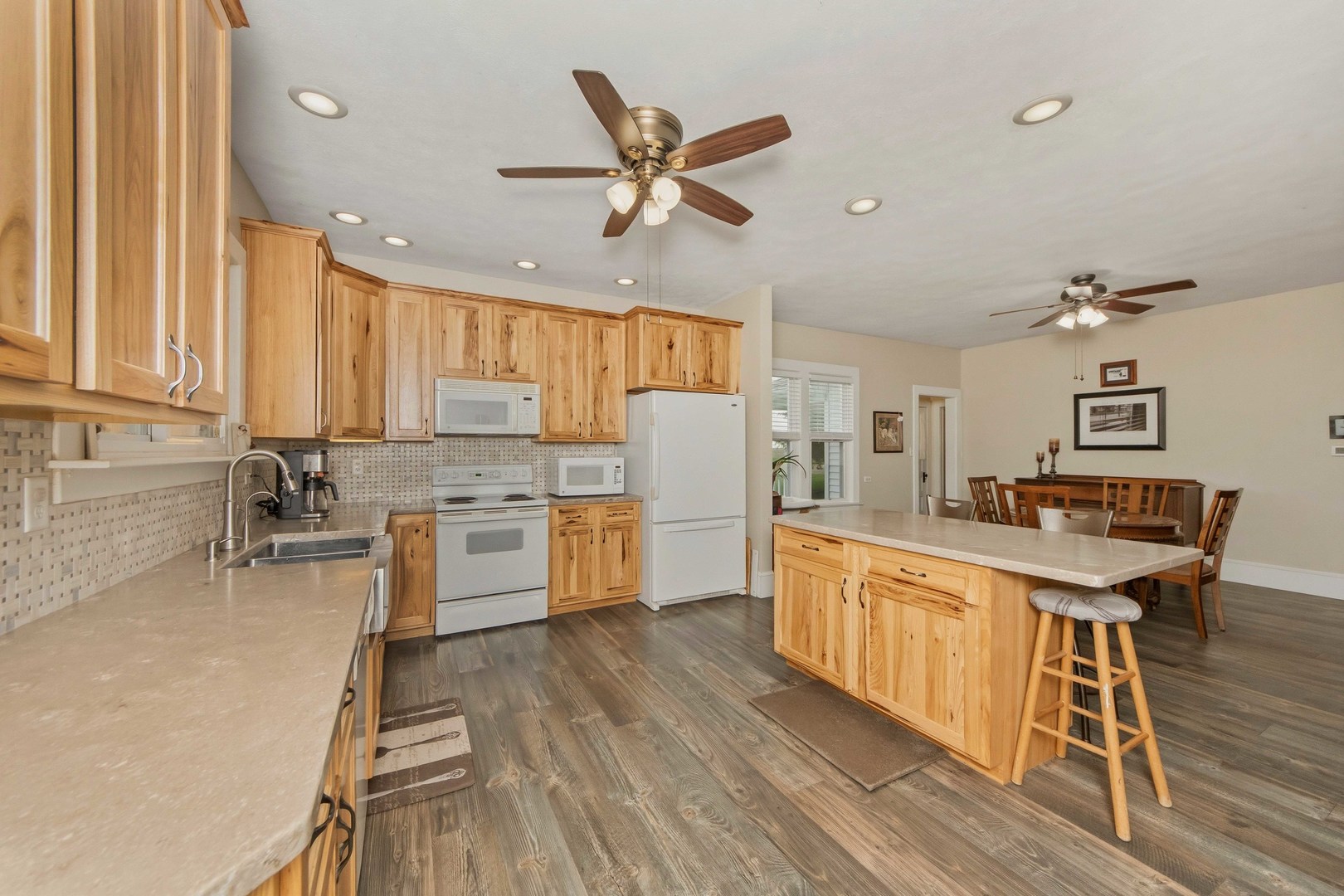 303 2900E County Road, Rutland, IL 61358