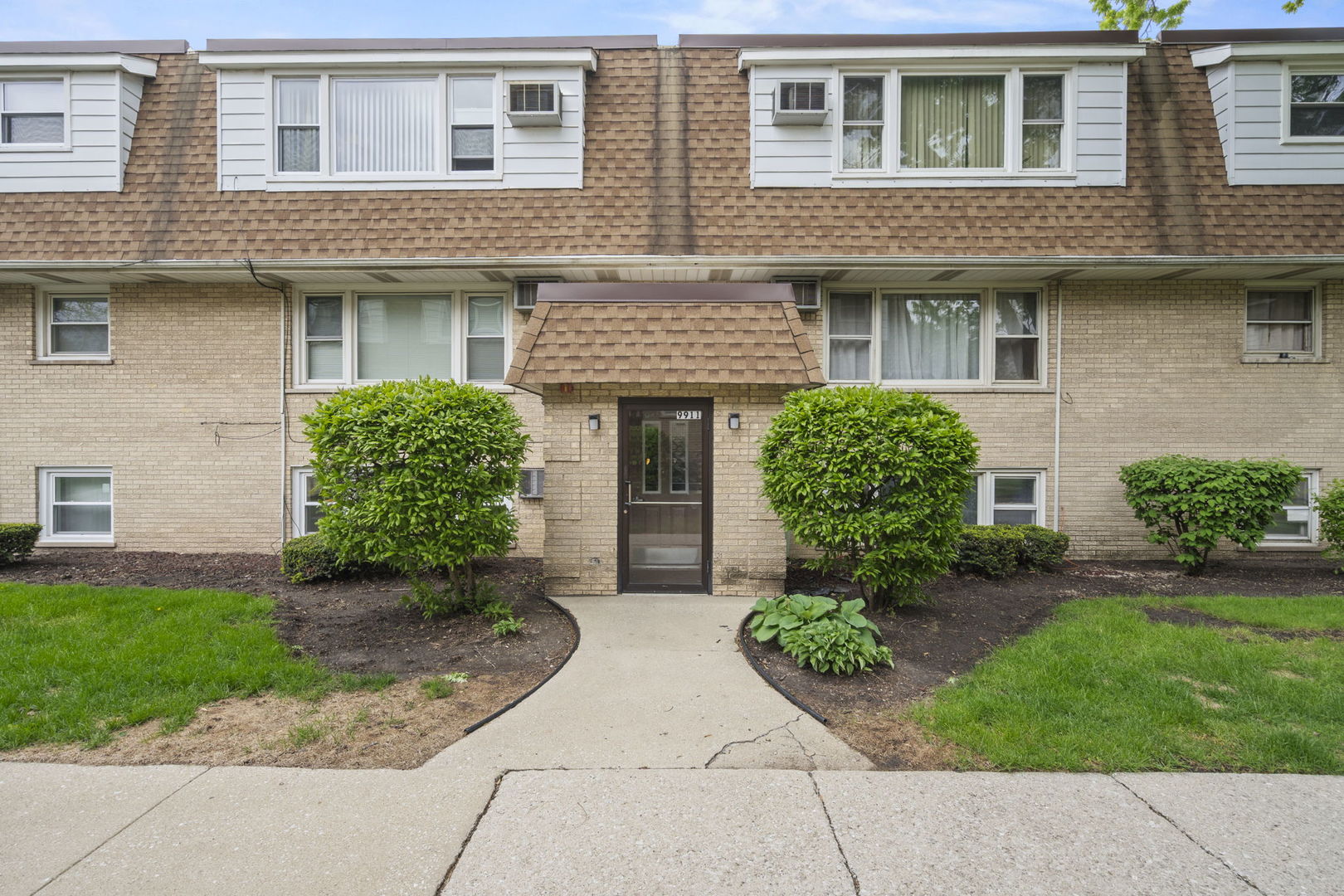 9911 W 58th Street #2, Countryside, IL 60525